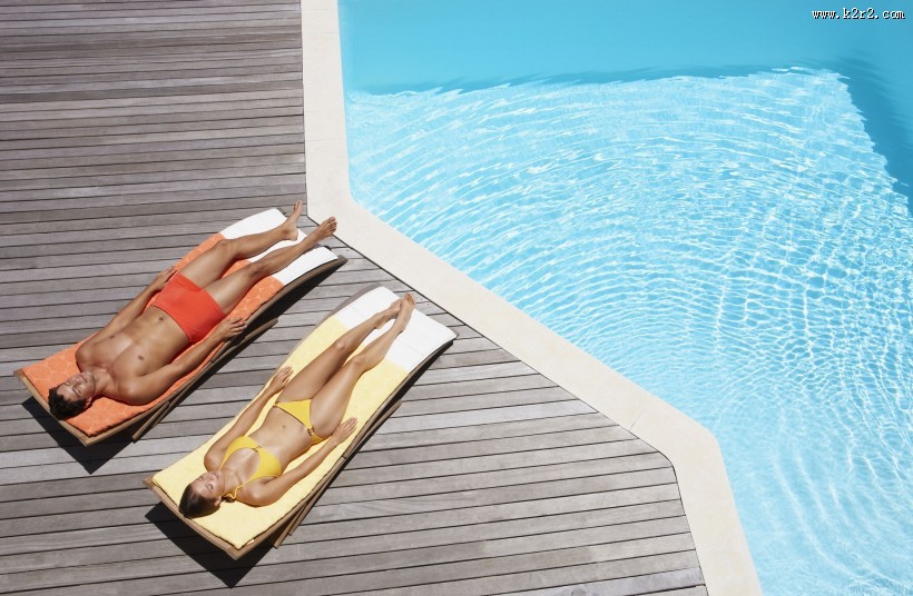 游泳池边休闲图片