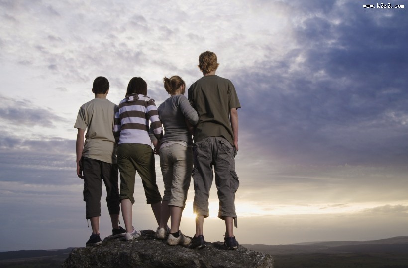 少年欢乐郊游图片