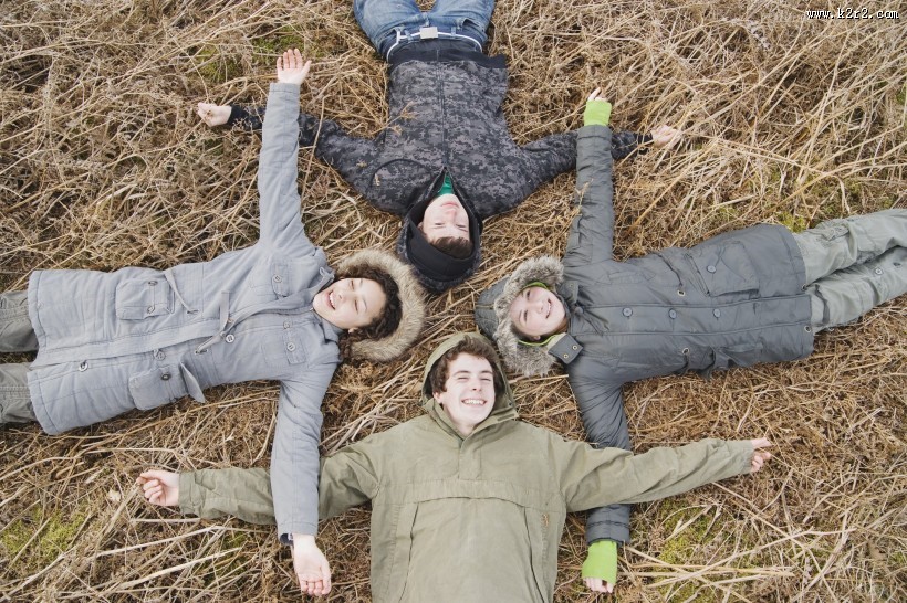 少年欢乐郊游图片