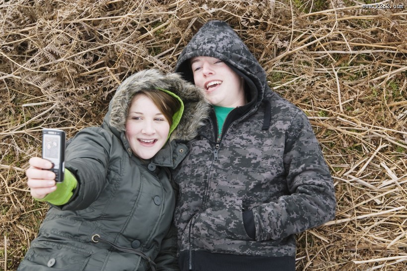 少年欢乐郊游图片