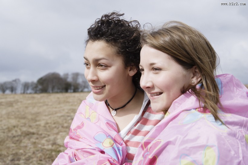 少年欢乐郊游图片