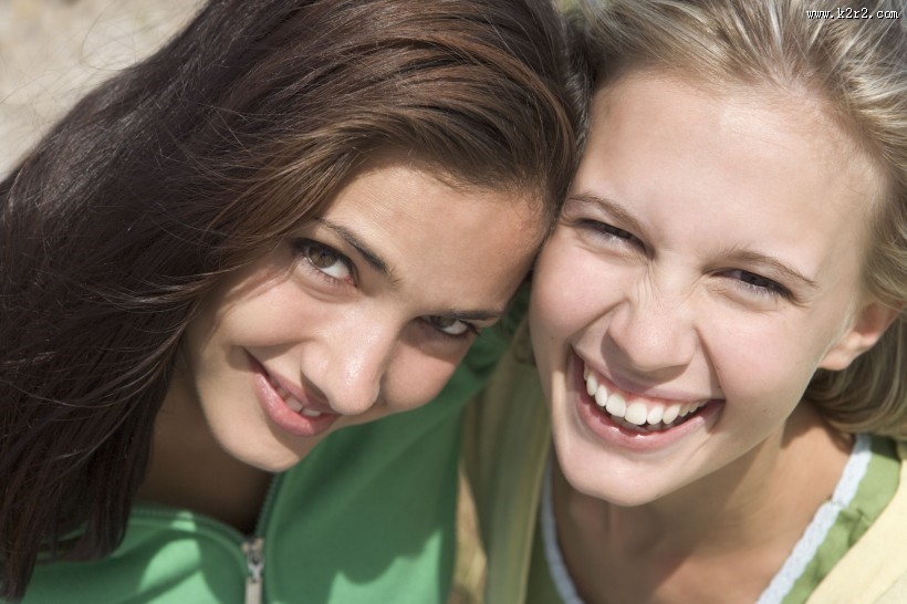 蓝天下活力女性图片