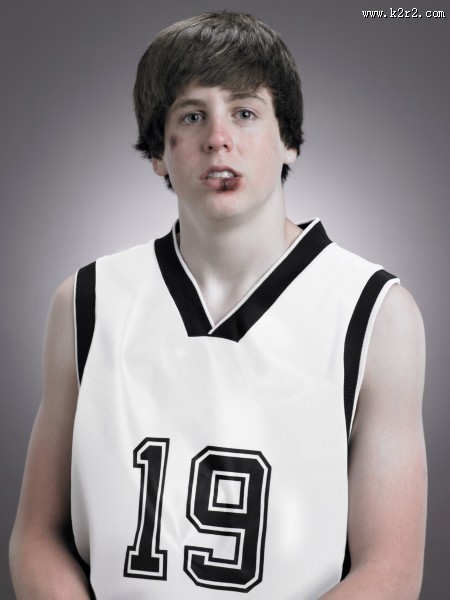 人受伤后表情特写图片