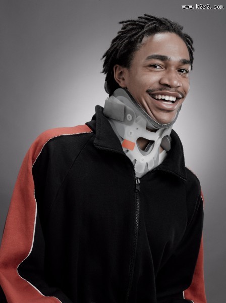 人受伤后表情特写图片