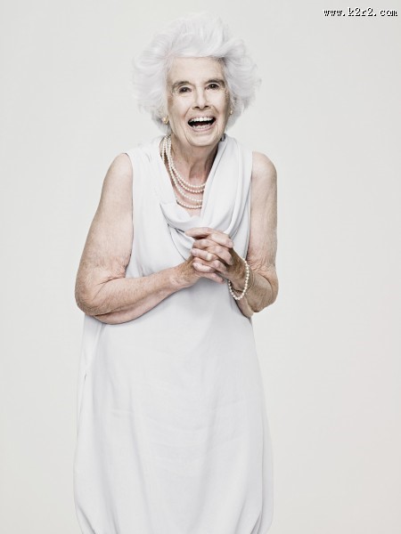 老年人表情特写图片