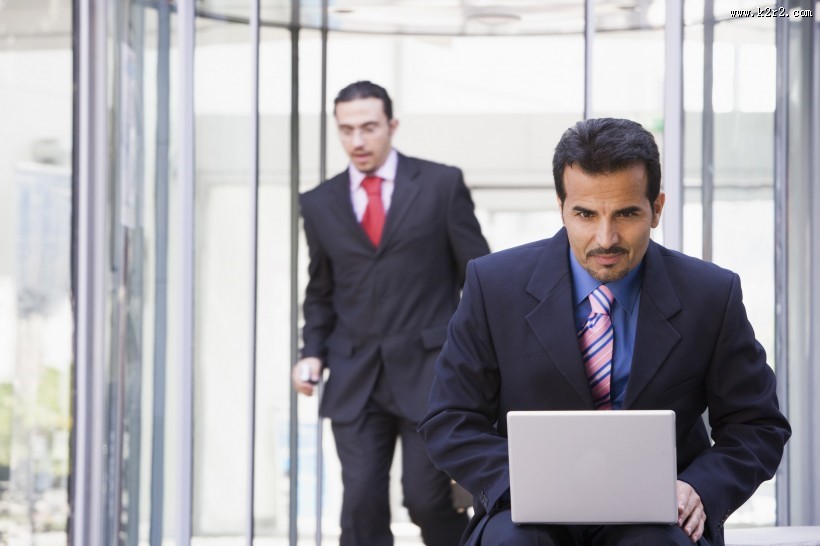 中东与西方商务团队图片