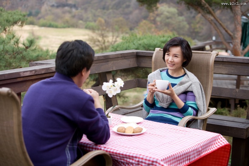 中年夫妇户外休闲图片