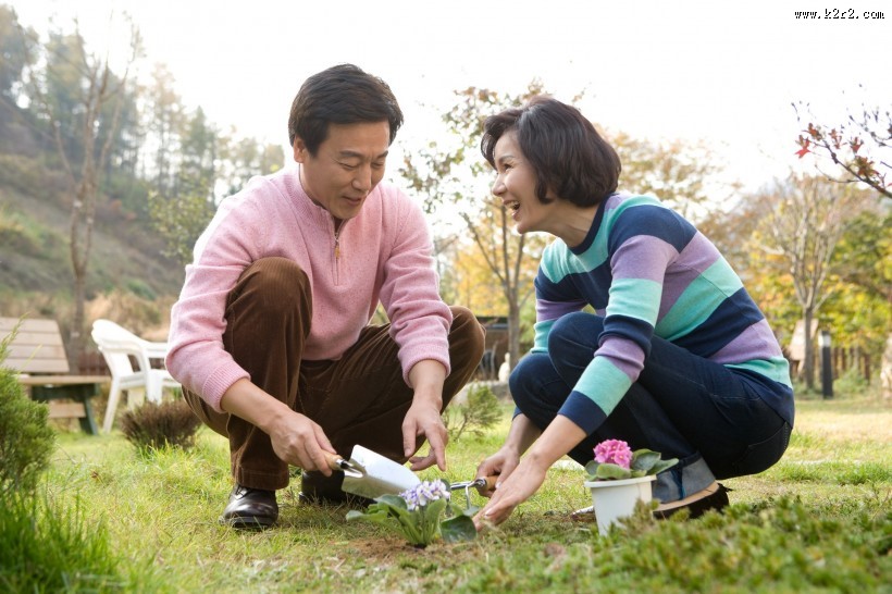 中年夫妇户外休闲图片