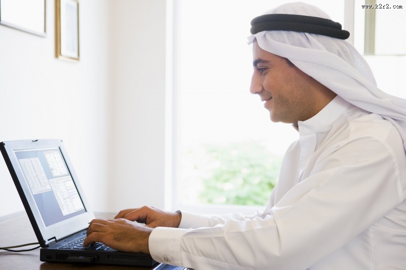 中东男性特写图片