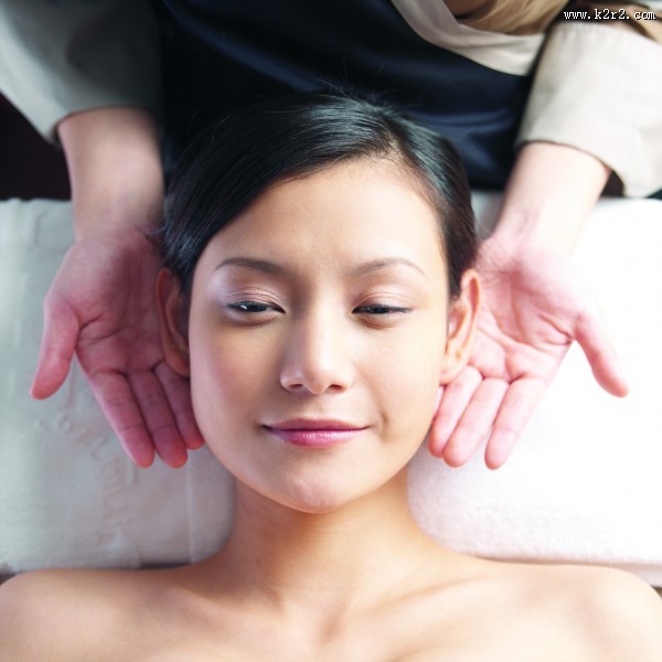 女性脸部按摩图片