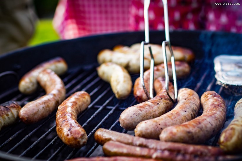 正在烤制的香肠图片