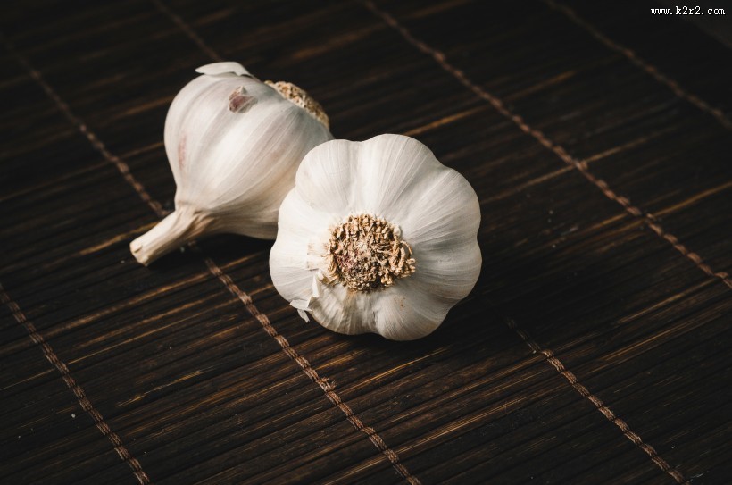 扁球形的大蒜图片