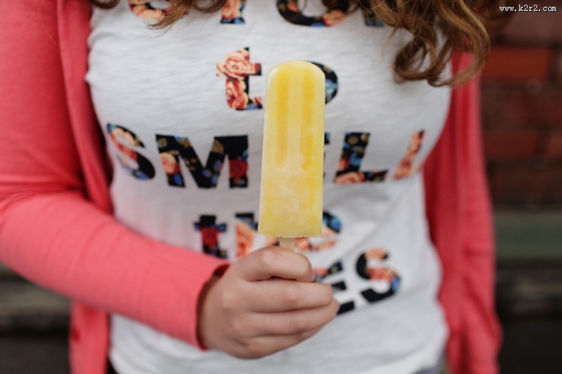 拿在手中的冰淇淋图片