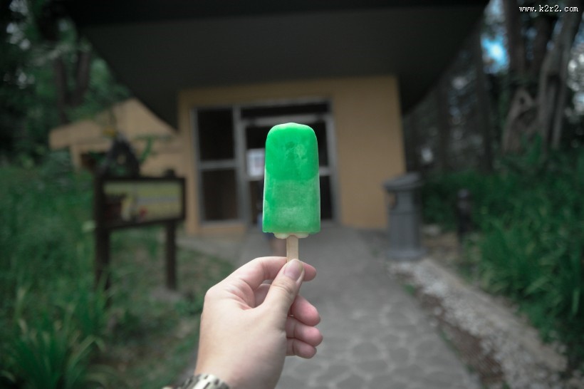 拿在手中的冰淇淋图片