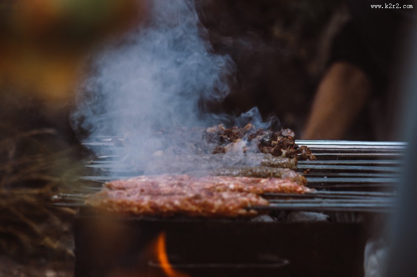 烧烤架上的烧烤图片