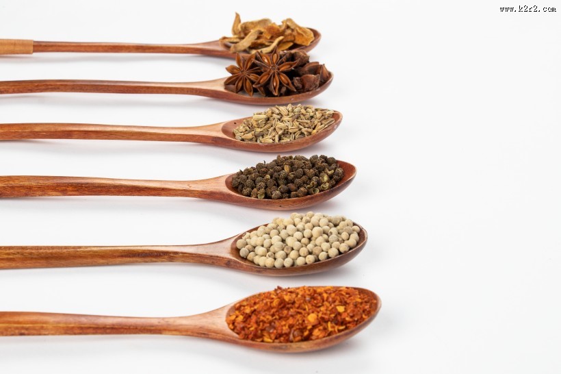 勺子上的各种调味料图片
