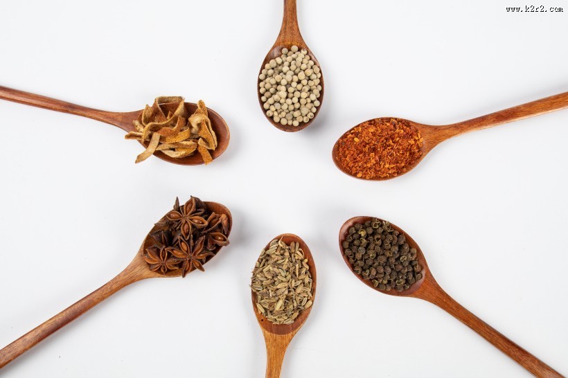 勺子上的各种调味料图片