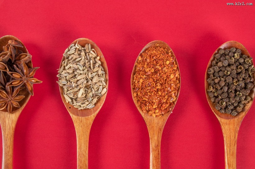 勺子上的各种调味料图片