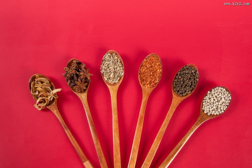 勺子上的各种调味料图片