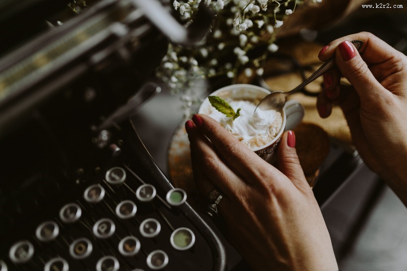 打字机旁的咖啡图片
