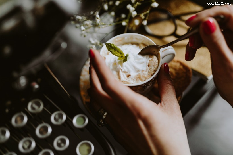 打字机旁的咖啡图片