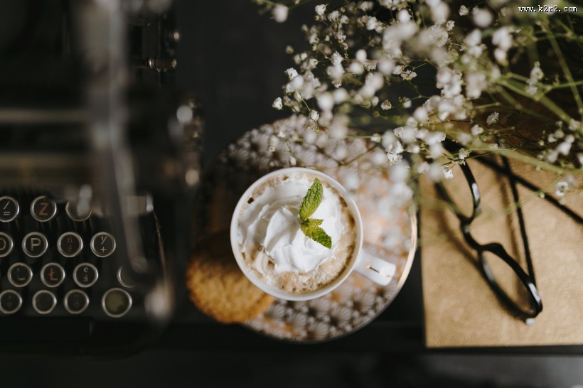 打字机旁的咖啡图片