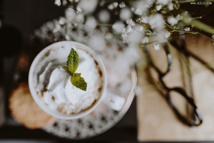 打字机旁的咖啡图片