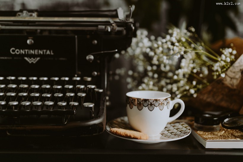 打字机旁的咖啡图片