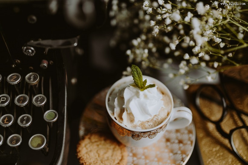 打字机旁的咖啡图片