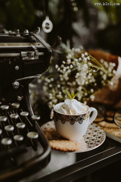 打字机旁的咖啡图片