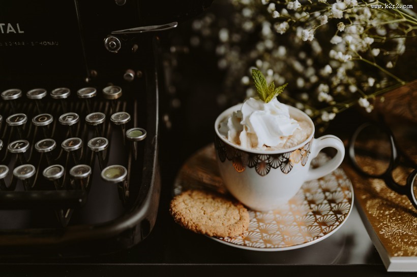 打字机旁的咖啡图片