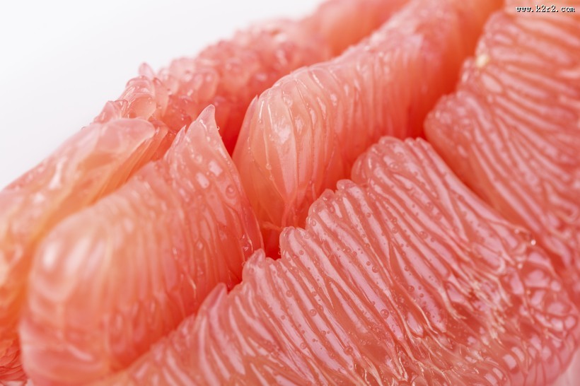 剥开的新鲜红心蜜柚图片