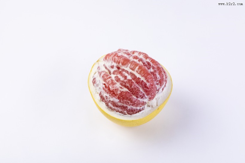 剥开的新鲜红心蜜柚图片