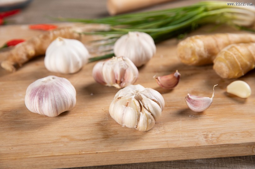 砧板上的姜蒜调料图片大全