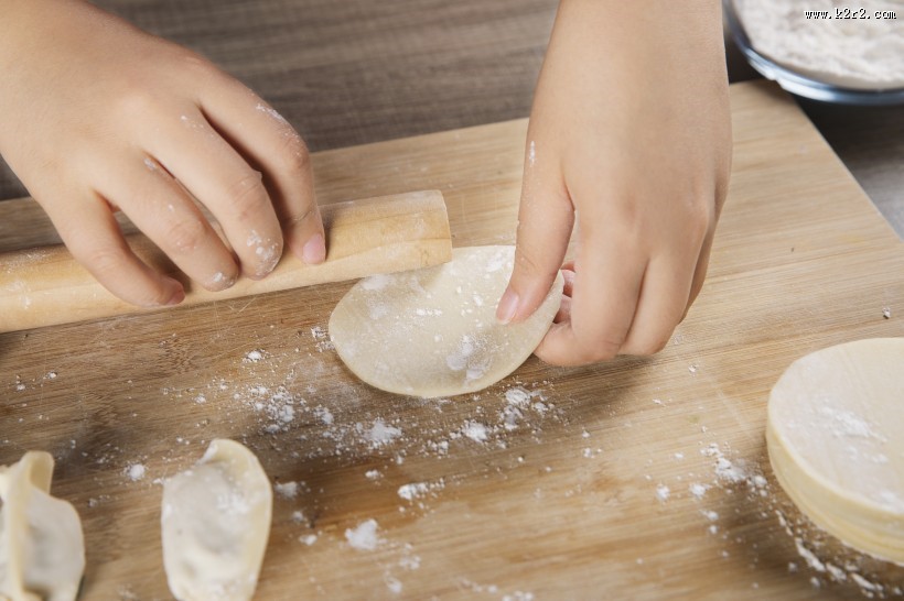 制作饺子的过程图片
