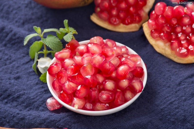 剥开火红的石榴图片