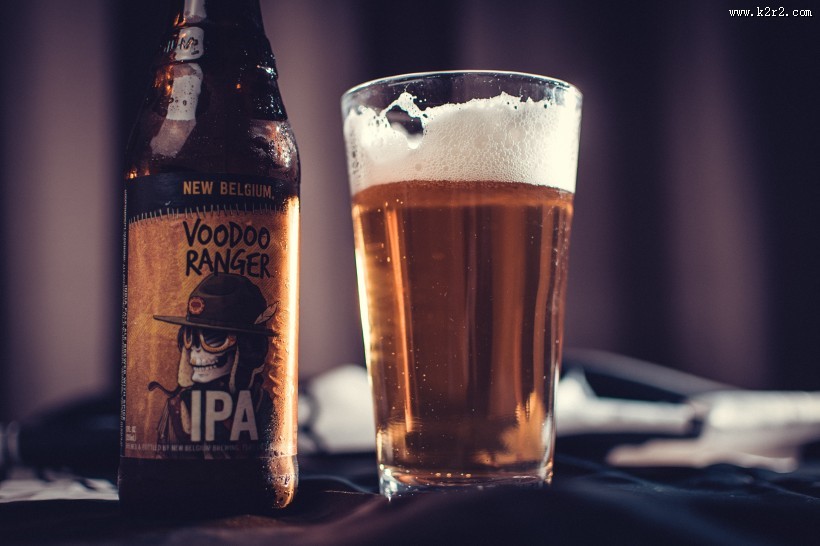 杯子里的冰冻啤酒图片大全