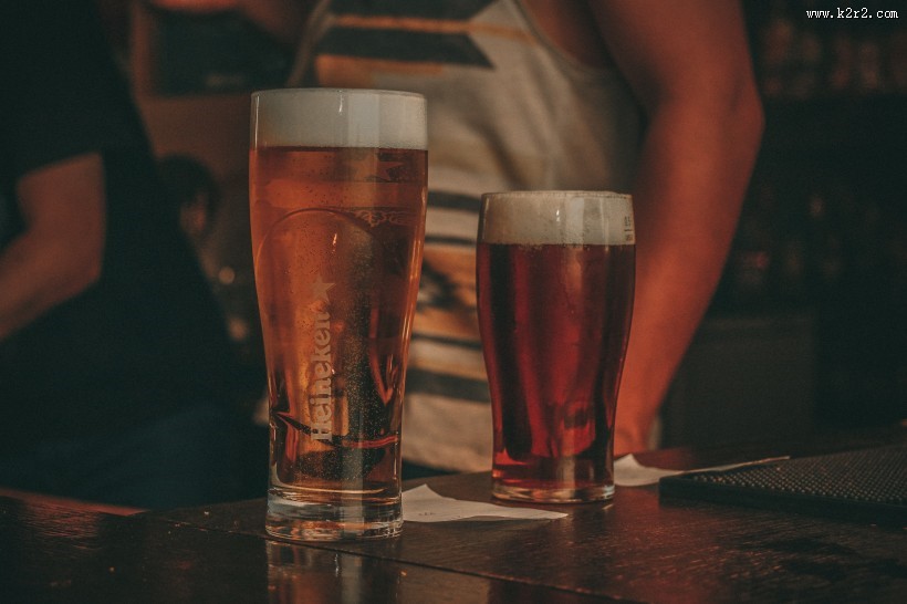 杯子里的冰冻啤酒图片大全