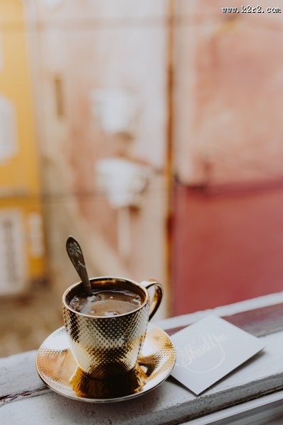 放在窗口的咖啡图片