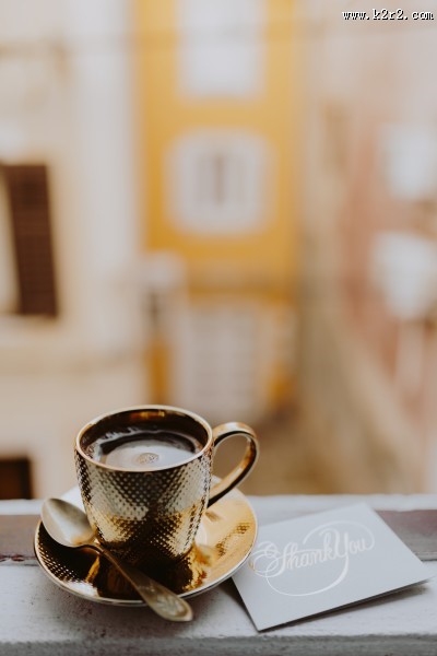 放在窗口的咖啡图片