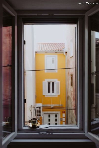 放在窗口的咖啡图片