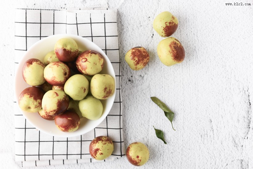 桌面上新鲜好吃的冬枣图片