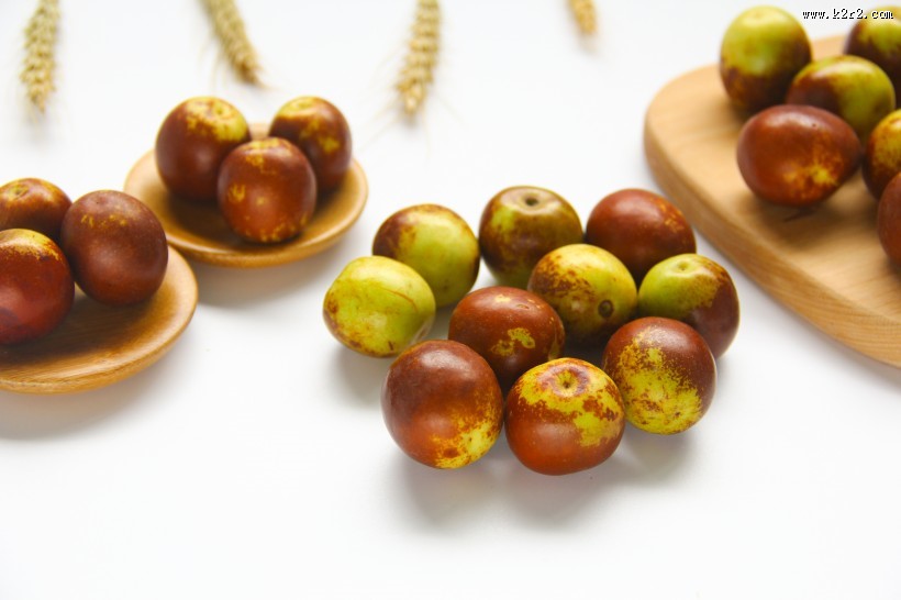 桌面上新鲜好吃的冬枣图片