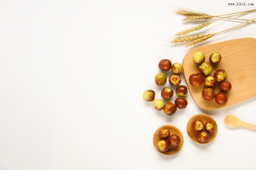 桌面上新鲜好吃的冬枣图片