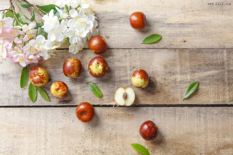 桌面上新鲜好吃的冬枣图片