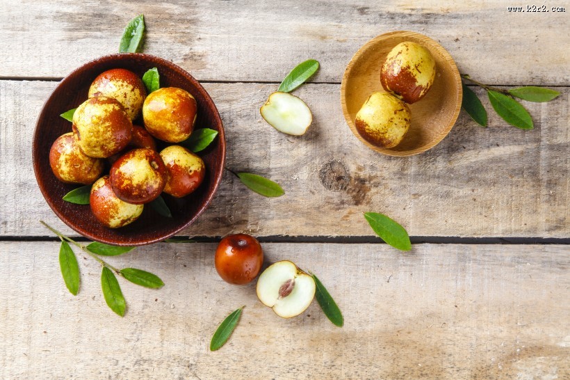 桌面上新鲜好吃的冬枣图片