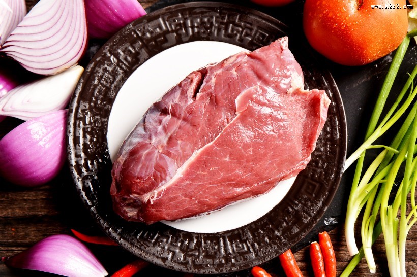 纹理清晰切好的红色的牛肉图片