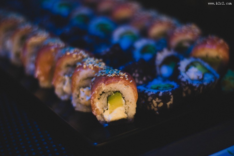 摆在盘子里的寿司图片大全
