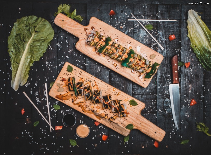 摆在盘子里的寿司图片大全