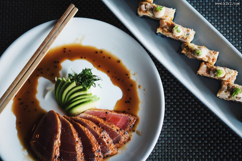 摆在盘子里的寿司图片大全